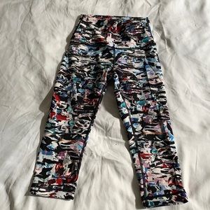 Patterned Lulu lemon capris leggings
